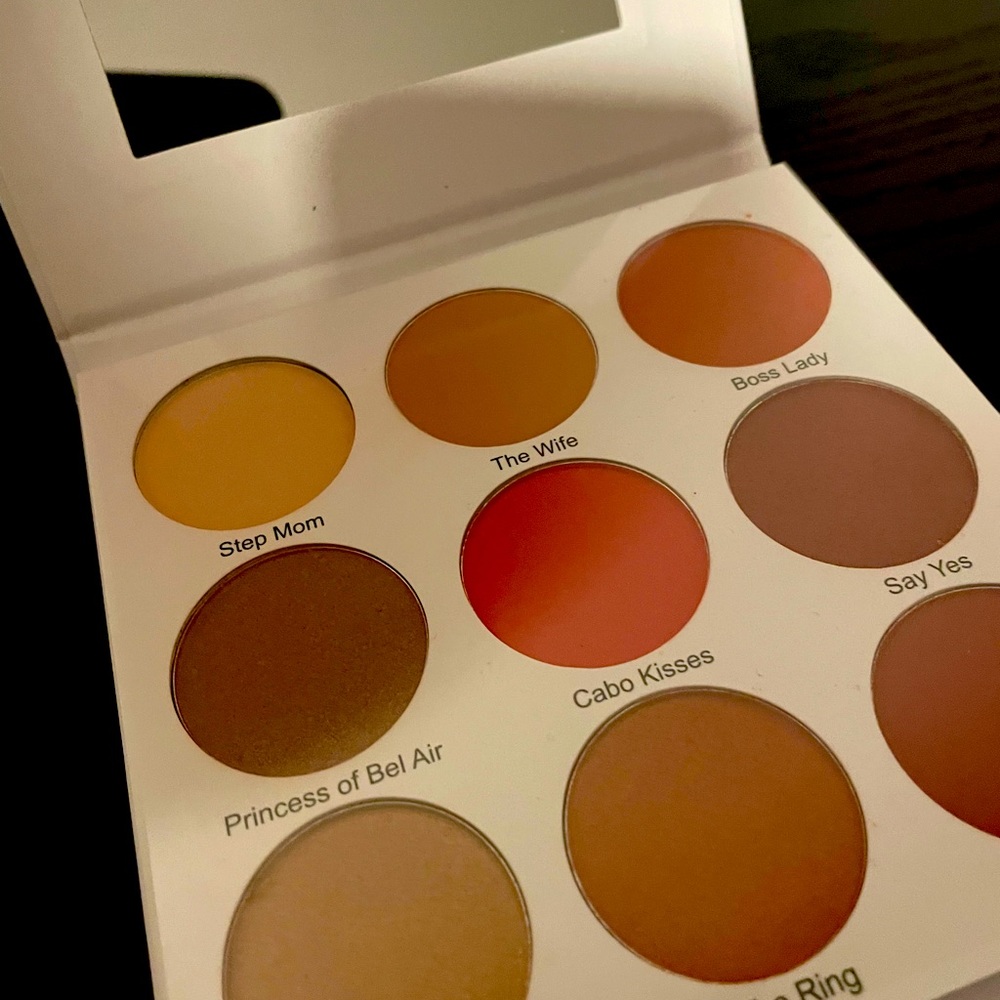 This palette Eye ShadowsContains 5 matte shadows and 4 foiled shadows.